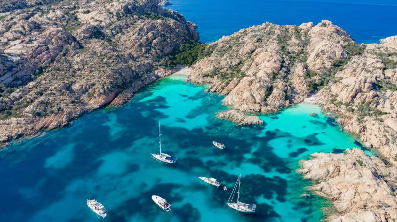 Costa Smeralda på Sardinien med turkosa vikar och båtar
