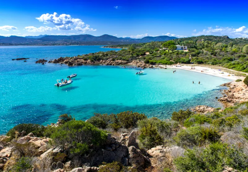 Strand och kustlandskap nära Olbia på Sardinien