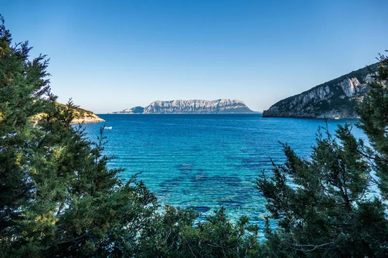 Kustlandskap på Sardinien med turkost hav och klippor
