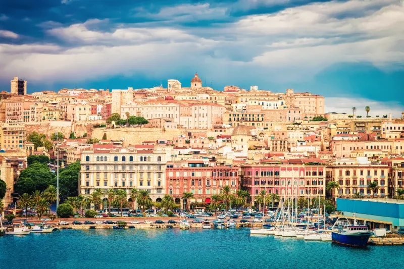 Cagliari på Sardinien med hamn och historisk stadskärna