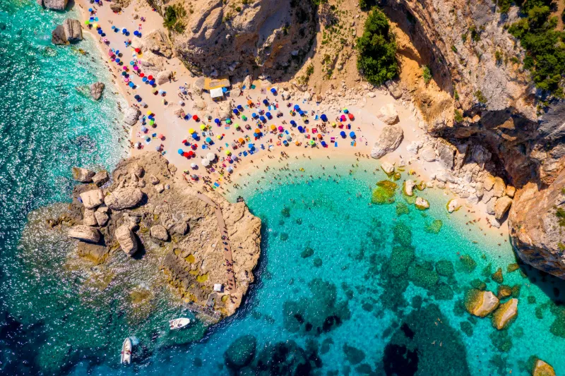 Strand på Sardinien med kristallklart vatten och badvik