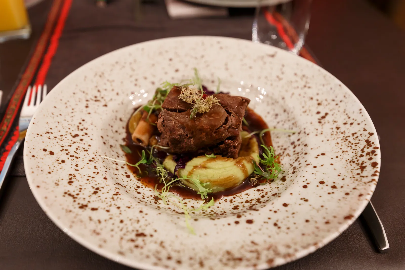 Arktisk husmanskost på Svalbard med lokala råvaror och nordiska smaker