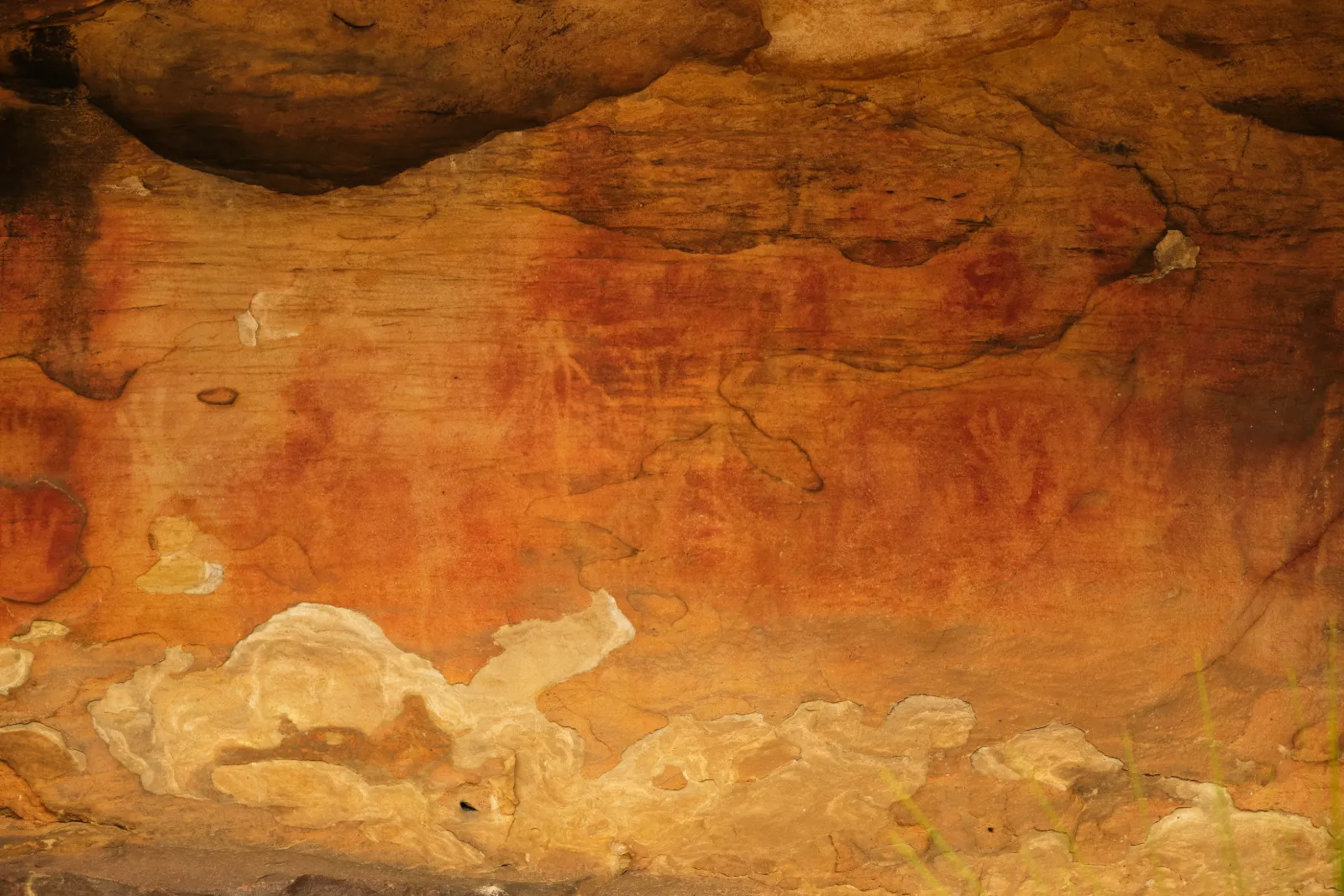 Uråldriga klippmålningar i Baiamegrottan i Australien
