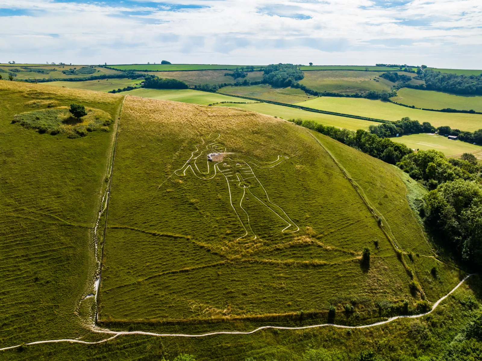 Flygfoto över Cerne Abbas-jätten uthuggen i grön kulle i Dorset, England