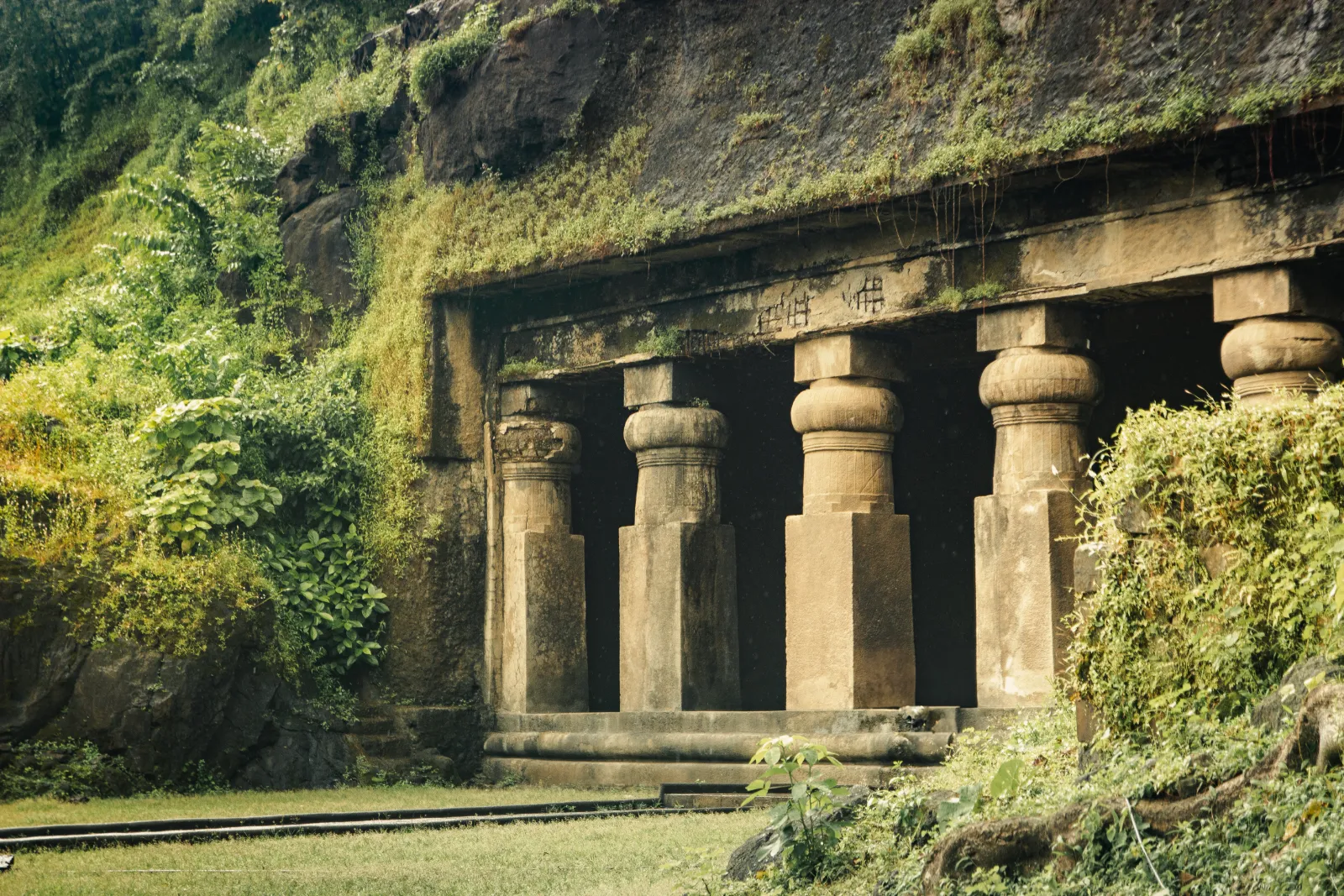 Stenpelare vid Elefantgrottorna på Elephanta Island i Indien