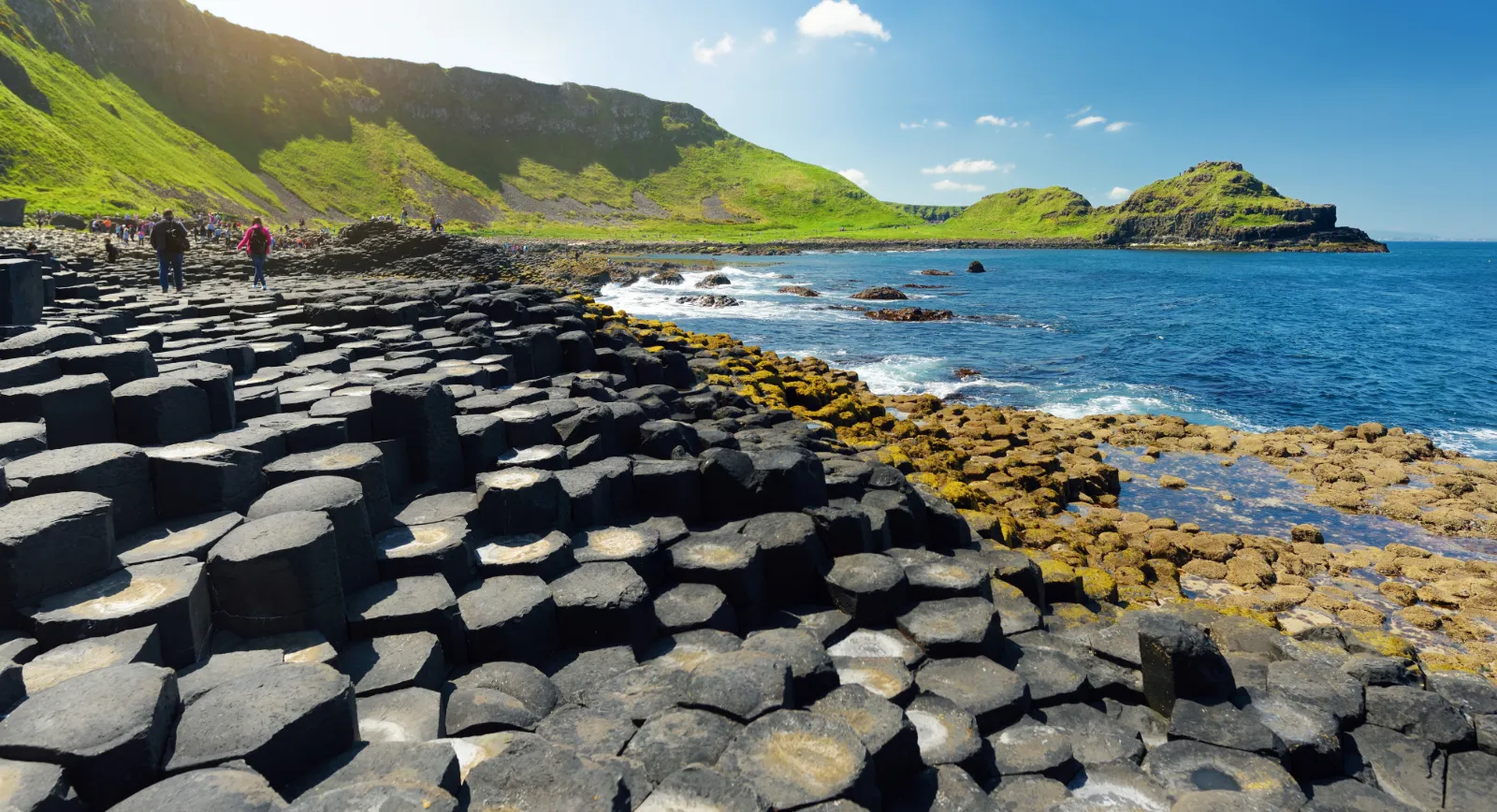 Besökare på basaltklippor vid Giant’s Causeway i Nordirland