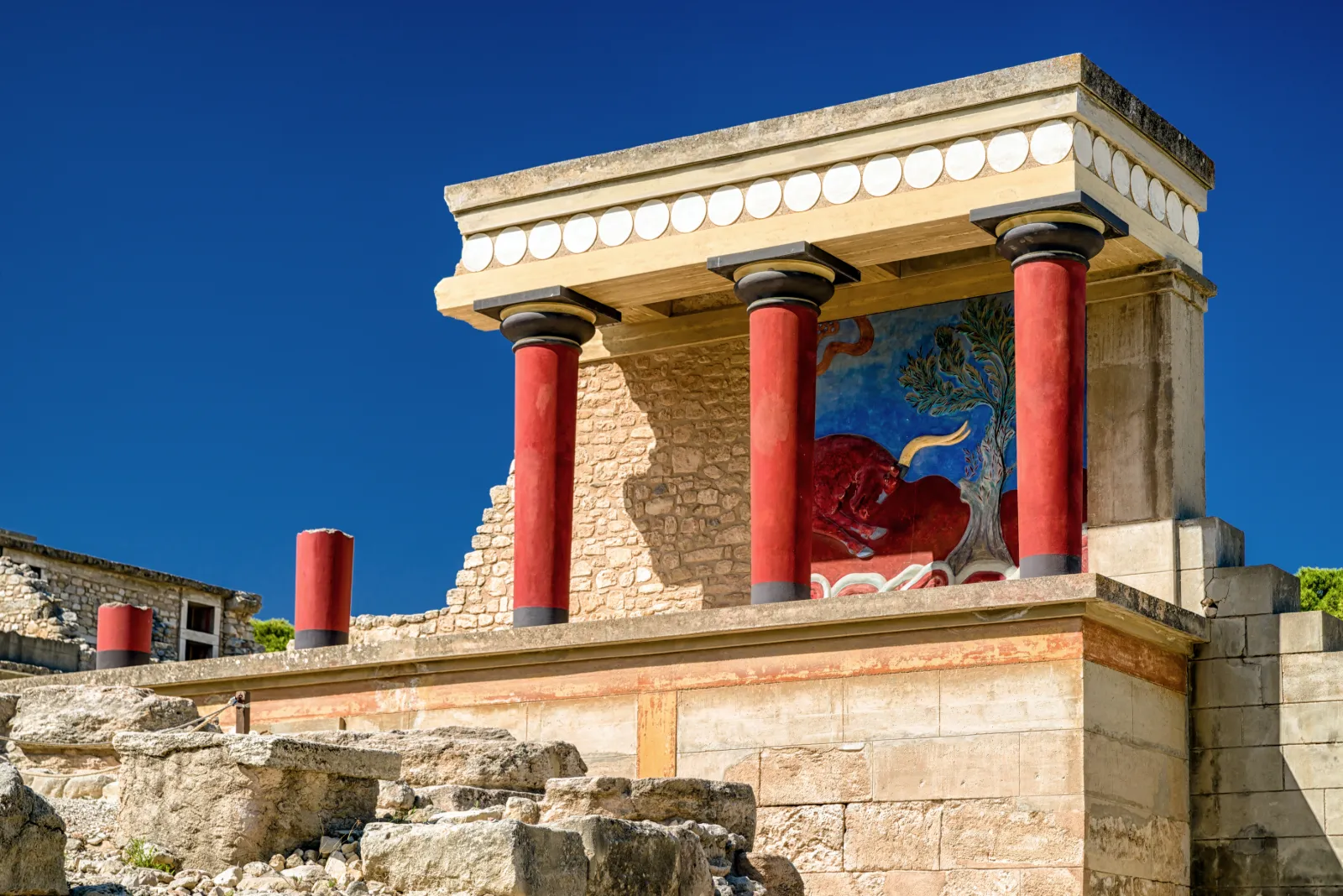 Färgglada ruiner vid Knossos på Kreta kopplade till myten om Minotauren