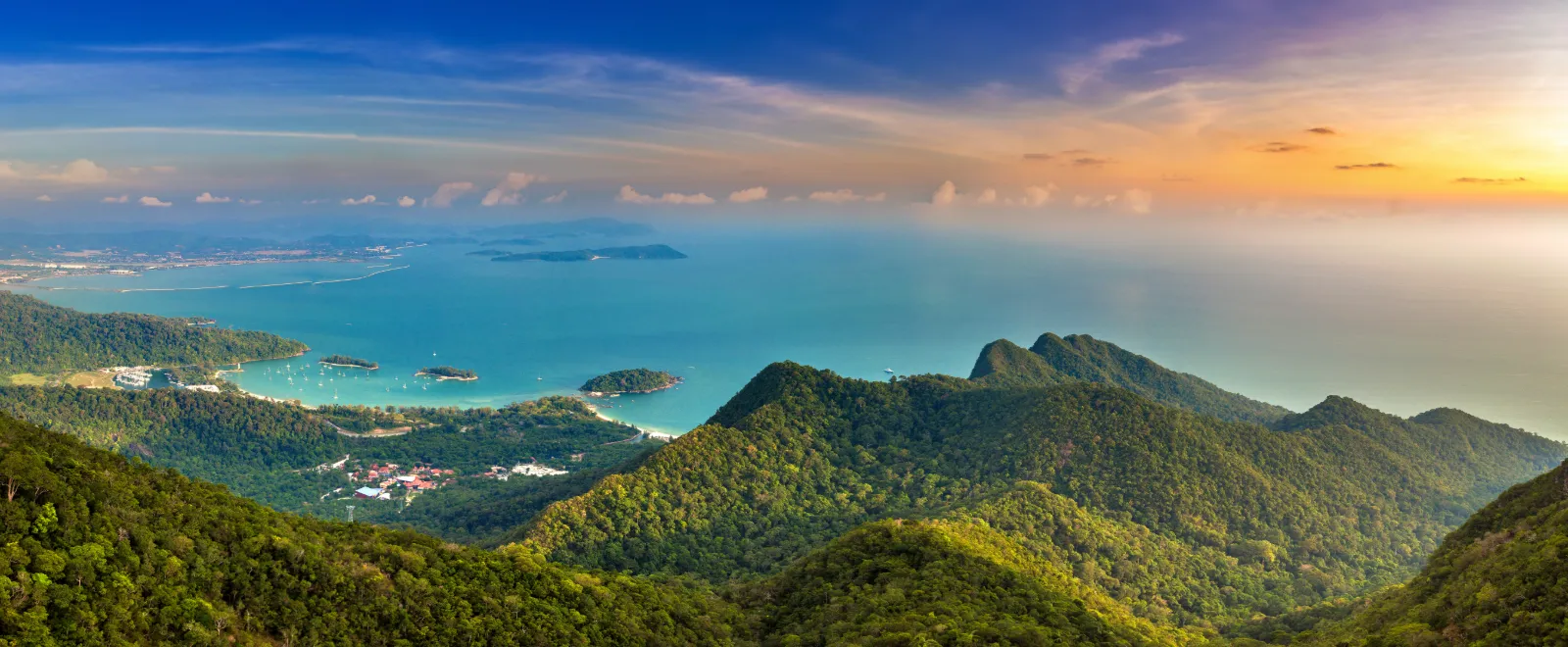 Utsikt över gröna öar och hav vid Langkawi i Malaysia