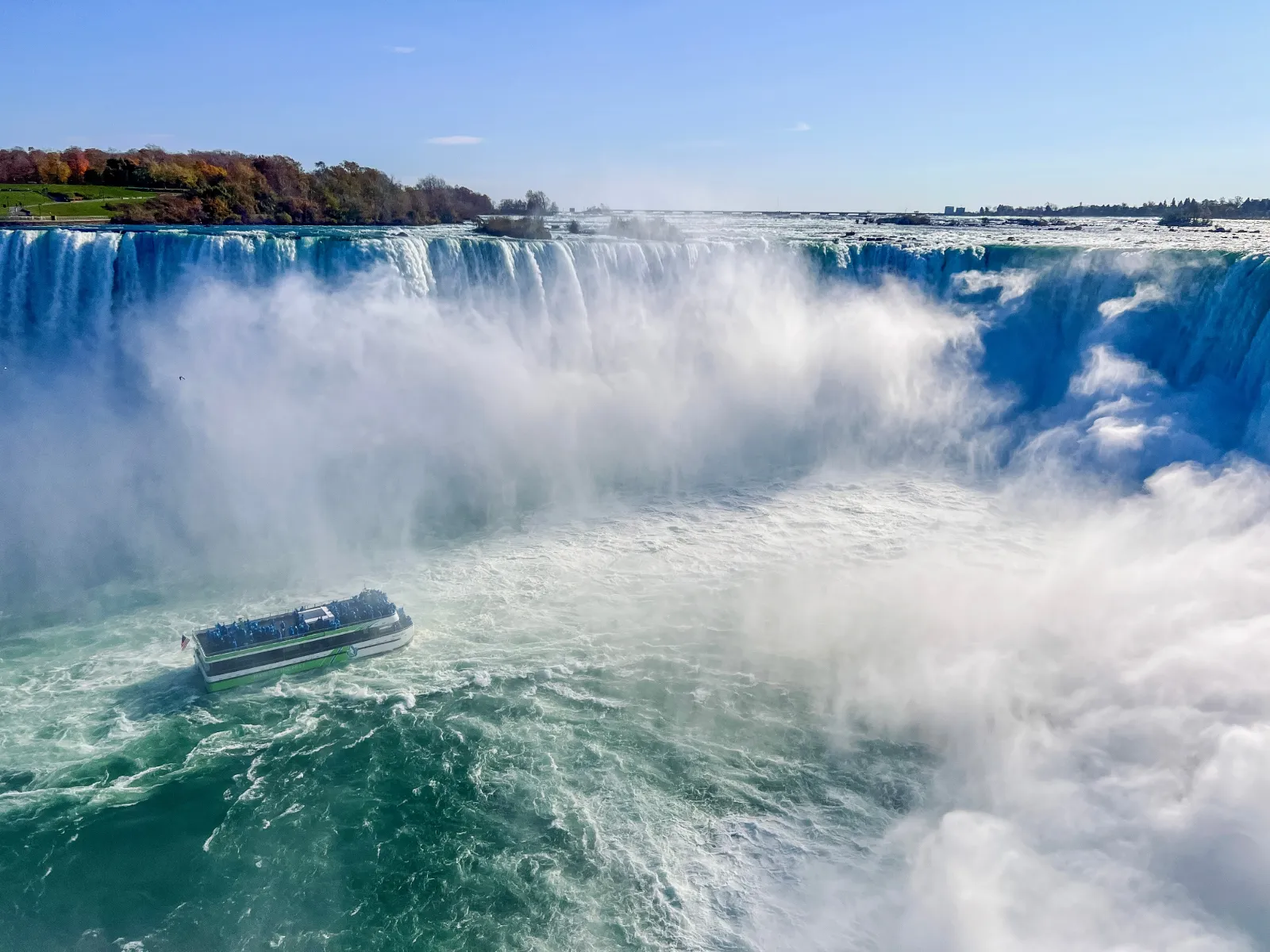 Båt nära dimmiga Niagarafallen i Kanada och USA