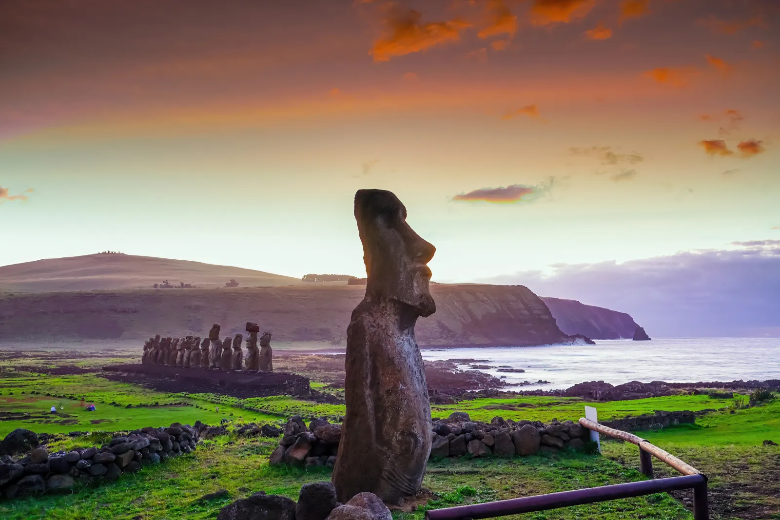 Moai-statyer på Påskön med havsutsikt i Chile