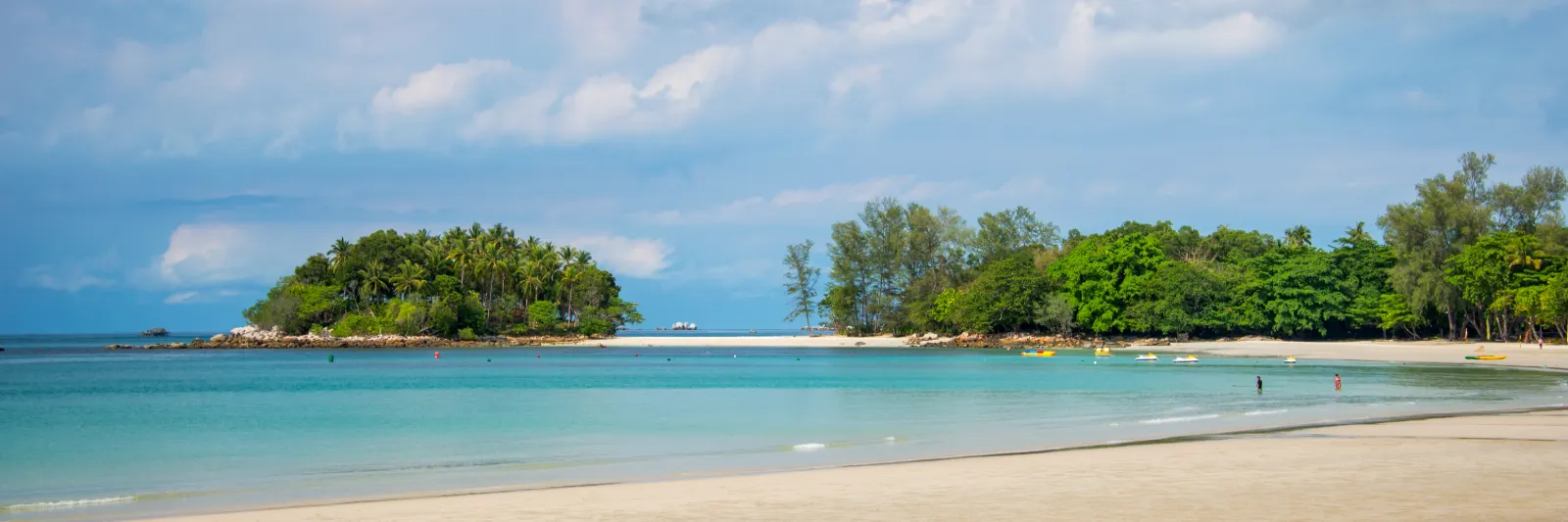 Tropisk strand och turkost vatten vid Sisters’ Islands i Singapore