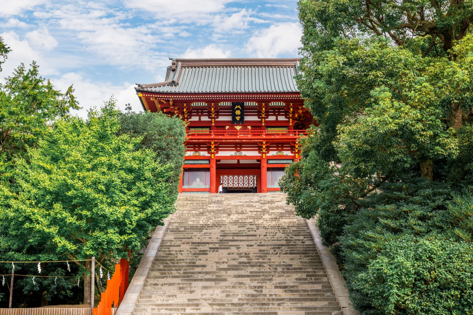 Trappor upp mot Tsurugaoka Hachimangu-templet i Kamakura, Japan omgivet av grönska