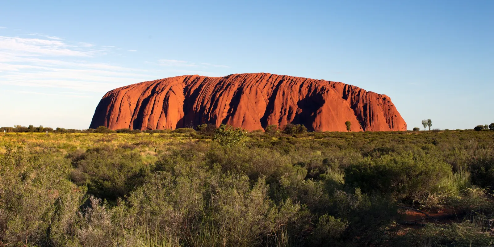Den röda klippformationen Uluru i Australiens ökenlandskap