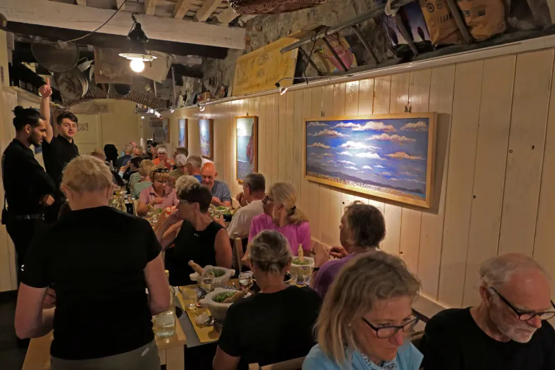 Middag och gemenskap under gruppresa med Rolfs Flyg & Buss