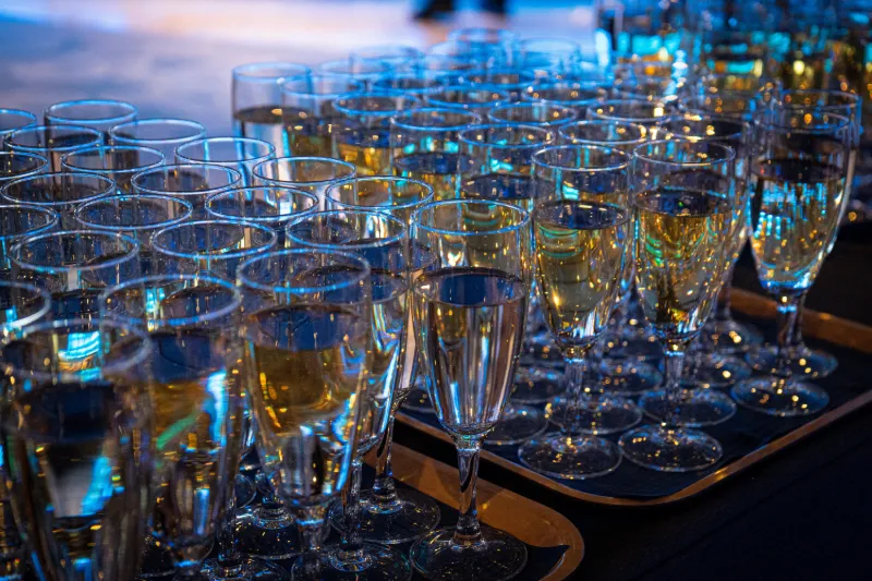 Glittrande champagneglas redo för festlig skål ombord