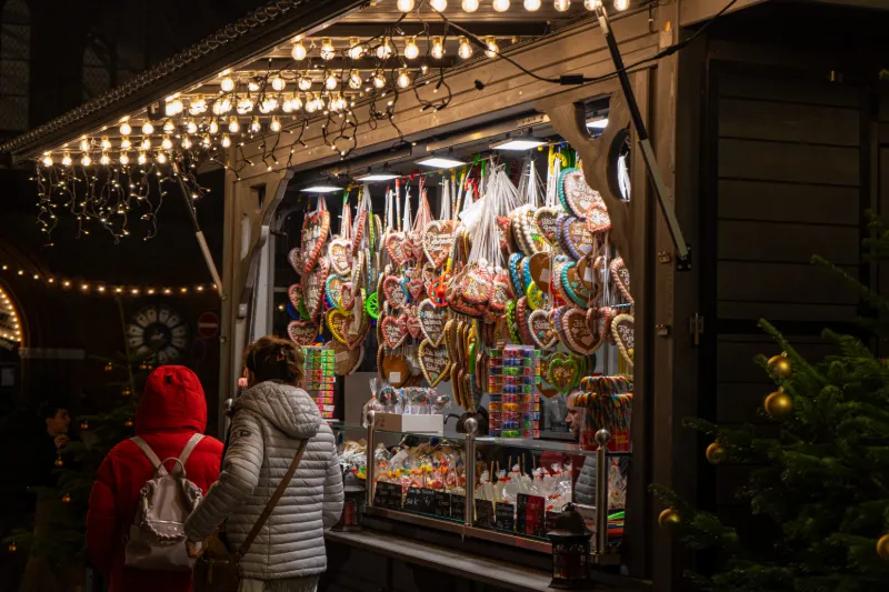 Julstånd med pepparkakshjärtan och julbelysning