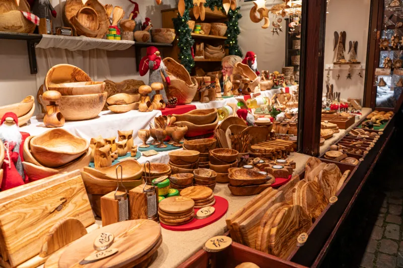 Julstånd med handgjorda träprodukter och juldekorationer