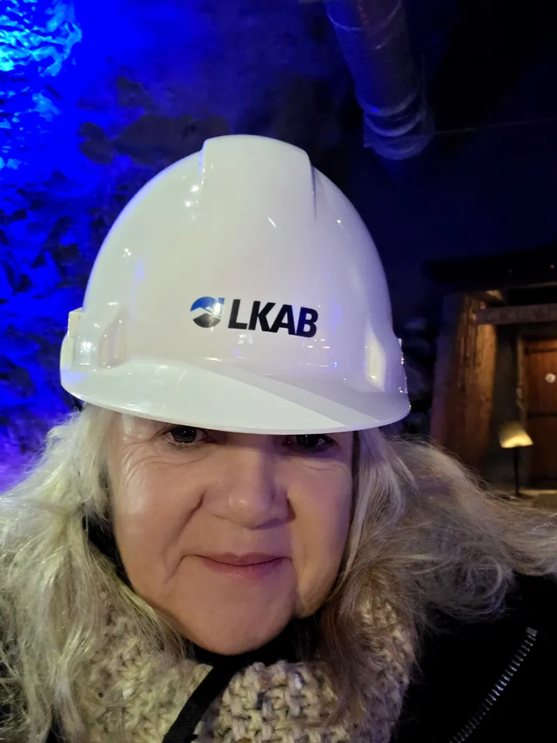 Resenär med skyddshjälm under besök i LKAB:s gruva i Kiruna