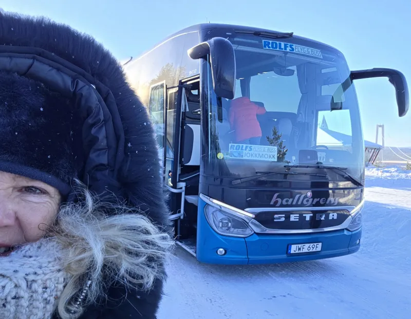 Rolfs Flyg & Buss vid stopp i snötäckt vintermiljö i norra Sverige