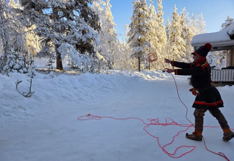 Kast med renlasso i snötäckt vintermiljö i Jokkmokk