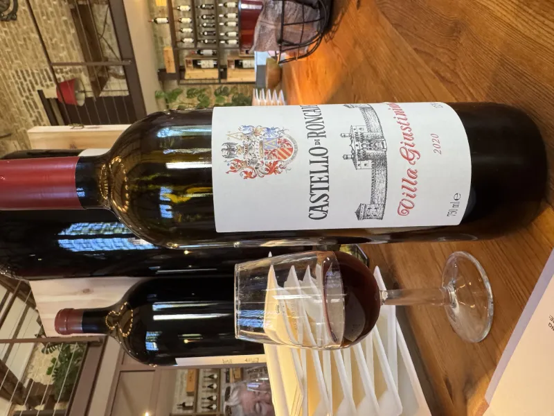 Rödvin från Castello di Roncade serverat på restaurangbord med vinglas och flaskor
