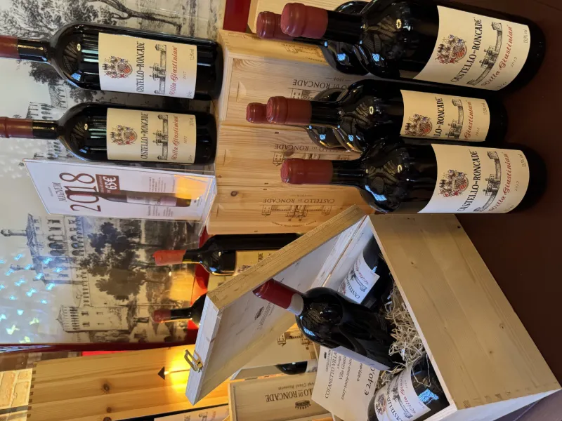 Vinflaskor från Castello di Roncade uppställda i en vinbutik på vingården