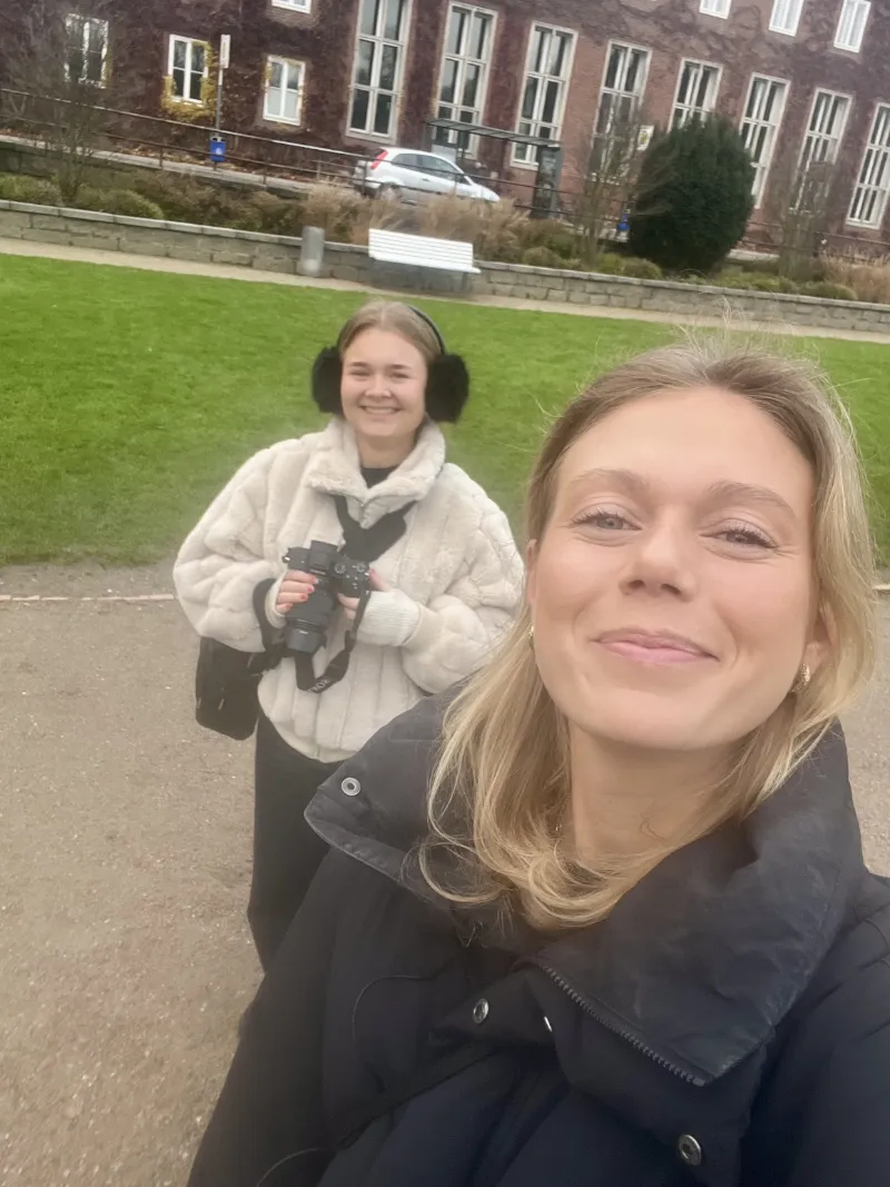 Två kvinnor på promenad i Lübeck under vinterdag