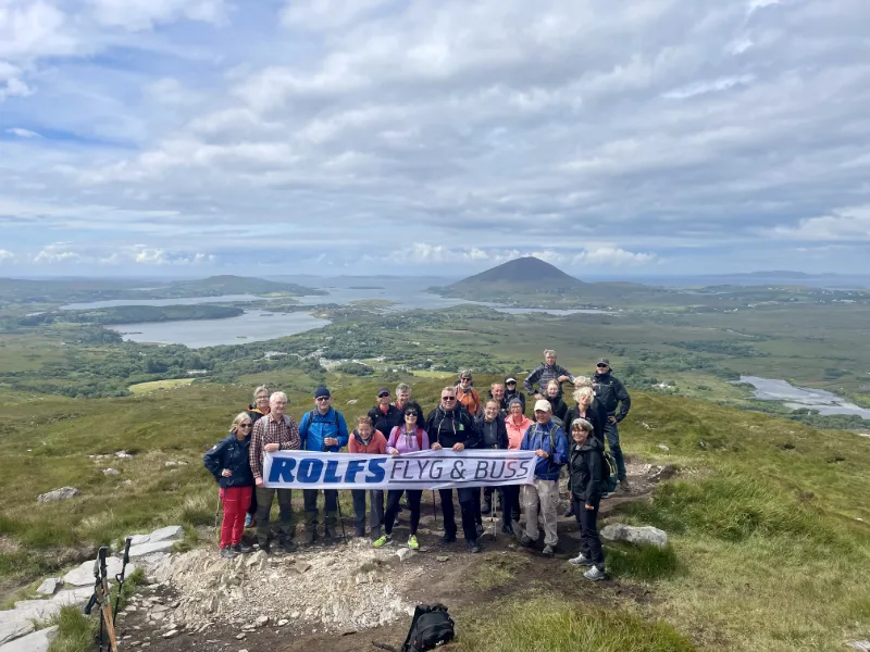Vandringsgrupp från Rolfs Flyg & Buss på bergstopp med panoramautsikt över Irland