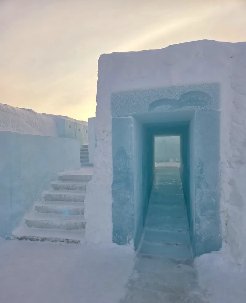 Iskorridor och isskulpturer på Icehotel i Jukkasjärvi