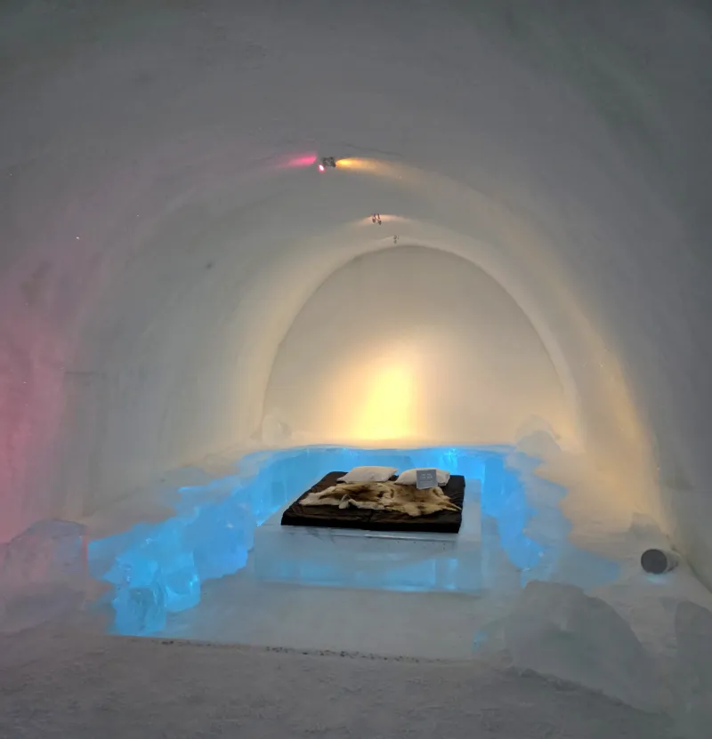 Isrum med säng av is på Icehotel i Jukkasjärvi