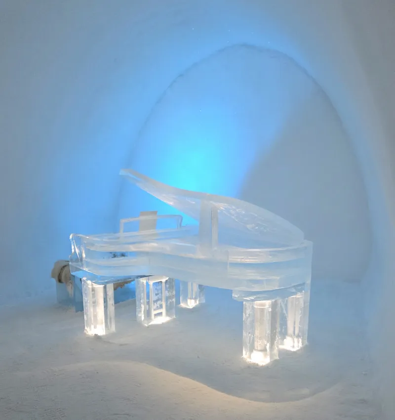 Isflygel inne på Icehotel i Jukkasjärvi