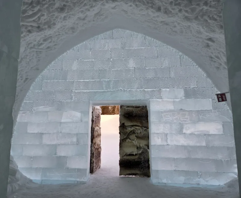 Isdörr och snöväggar inne på Icehotel i Jukkasjärvi