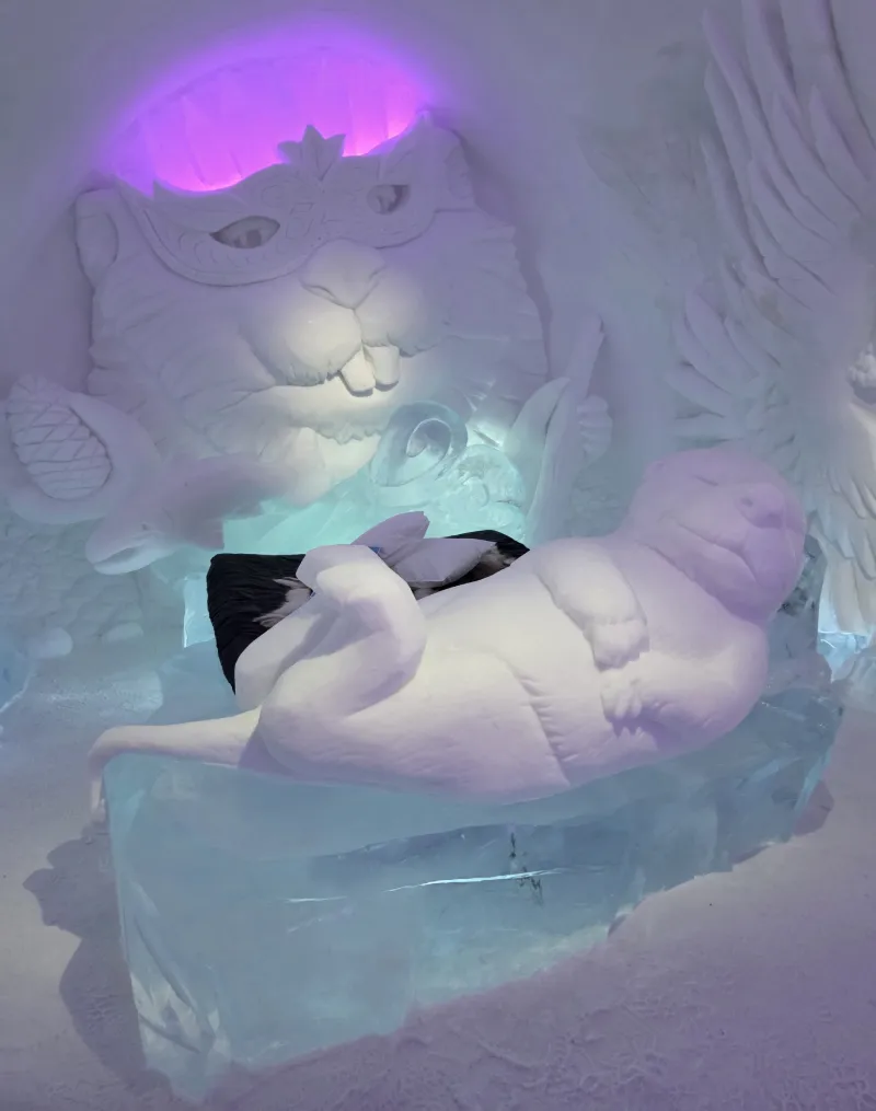 Konstnärligt isrum med isskulpturer och belysning på Icehotel