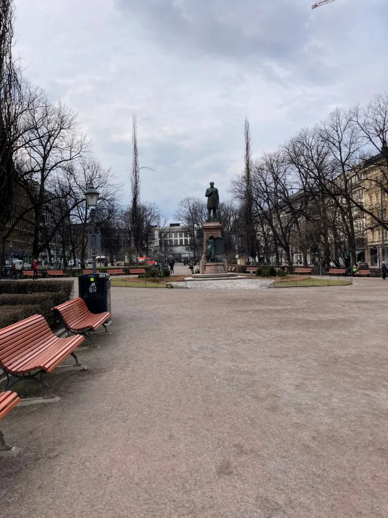 Stämningsfull parkpromenad i Helsingfors under tidig vår