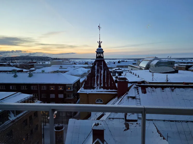 Utsikt över snötäckt stad i kvällsljus i norra Sverige