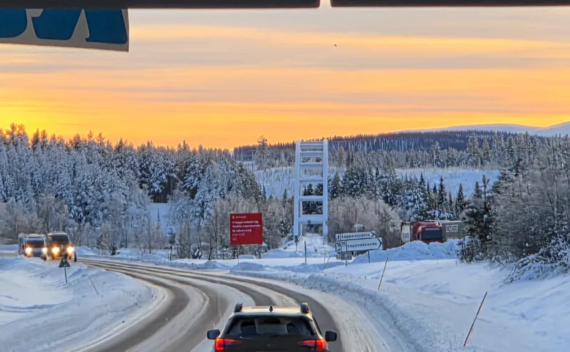 Vinterväg genom snötäckt landskap i norra Sverige