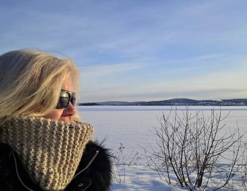 Resenär vid fruset hav under vinterdag i Luleå