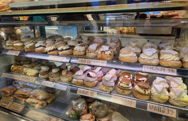 Semlor och bakverk i konditori under resa genom Norrland