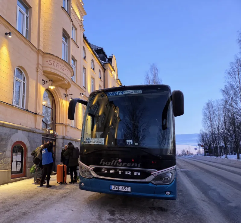 Rolfsbuss utanför hotell i Piteå under vinterkväll i Norrland