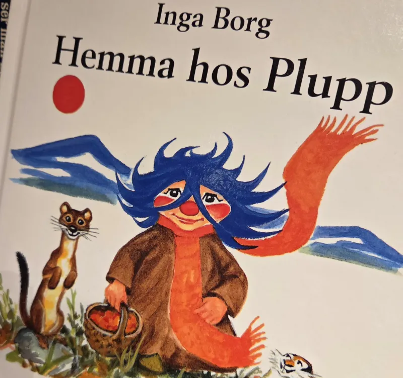 Boken Hemma hos Plupp med illustration av den klassiska barnbokskaraktären