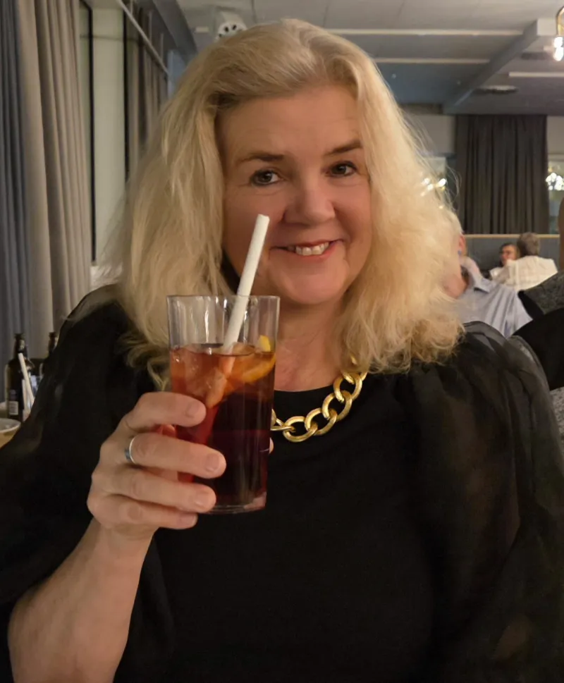 Resenär med drink under middag på hotell i Norrland