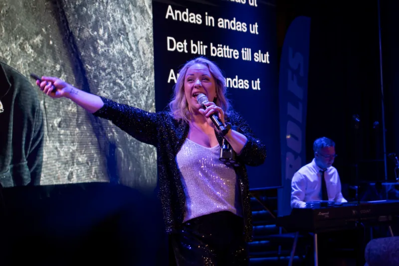 Artist uppträder live inför engagerad publik på kryssning