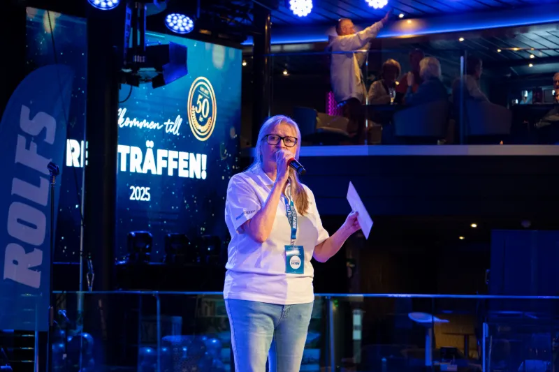 **Reseledaren Marie presenterar på Rolfs-träffen 2025 inför publik och deltagare**