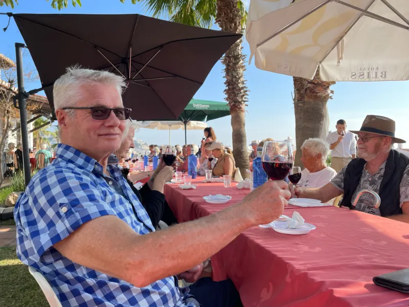 Resenär skålar med rödvin på uteservering