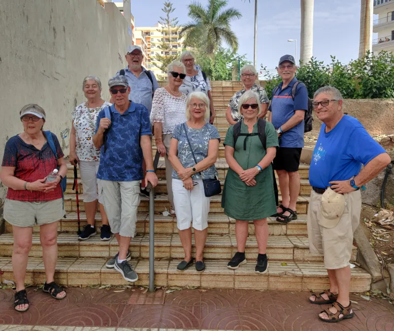 Vandringsgrupp samlad på trappa under utflykt på Teneriffa