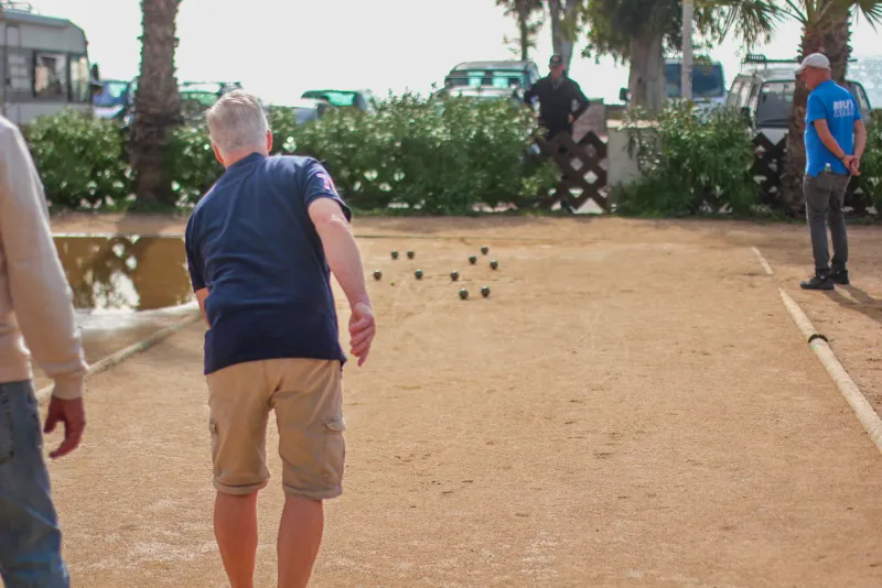 Resenärer spelar boule utomhus