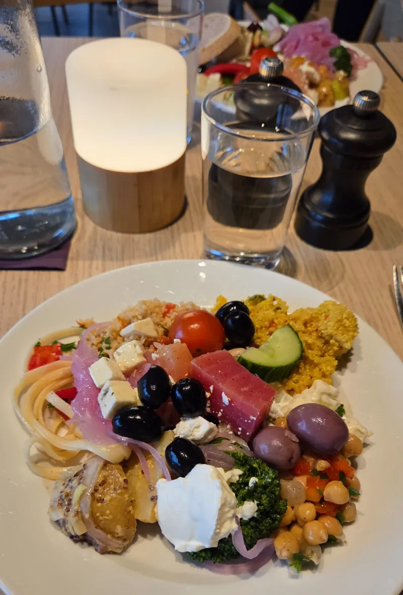 En färgstark och generös middagsbuffé.
