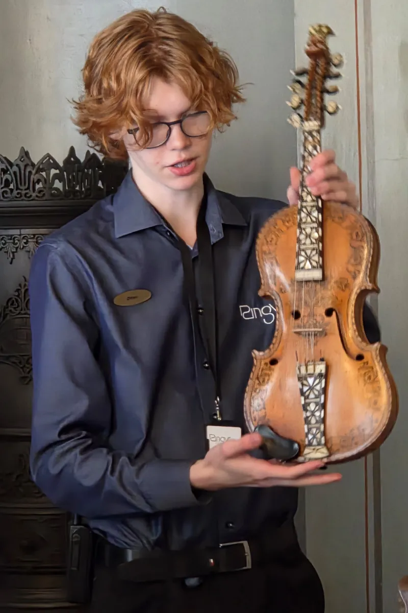 En närmare titt på ett historiskt instrument med vackra detaljer.