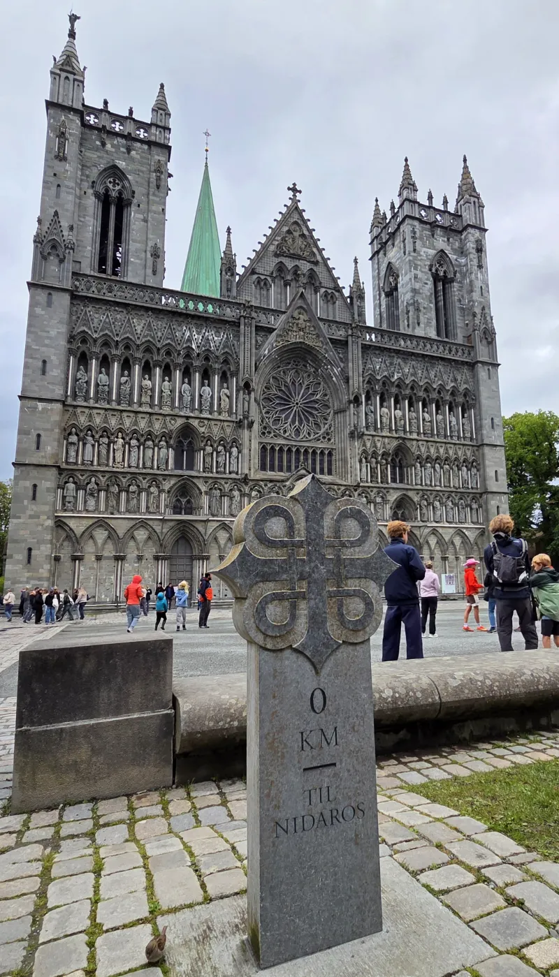 Nidarosdomen i Trondheim, med nollpunkten för pilgrimslederna till Nidaros i förgrunden.