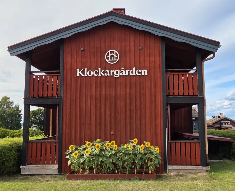 Klockargården med sina karakteristiska röda träbyggnader.